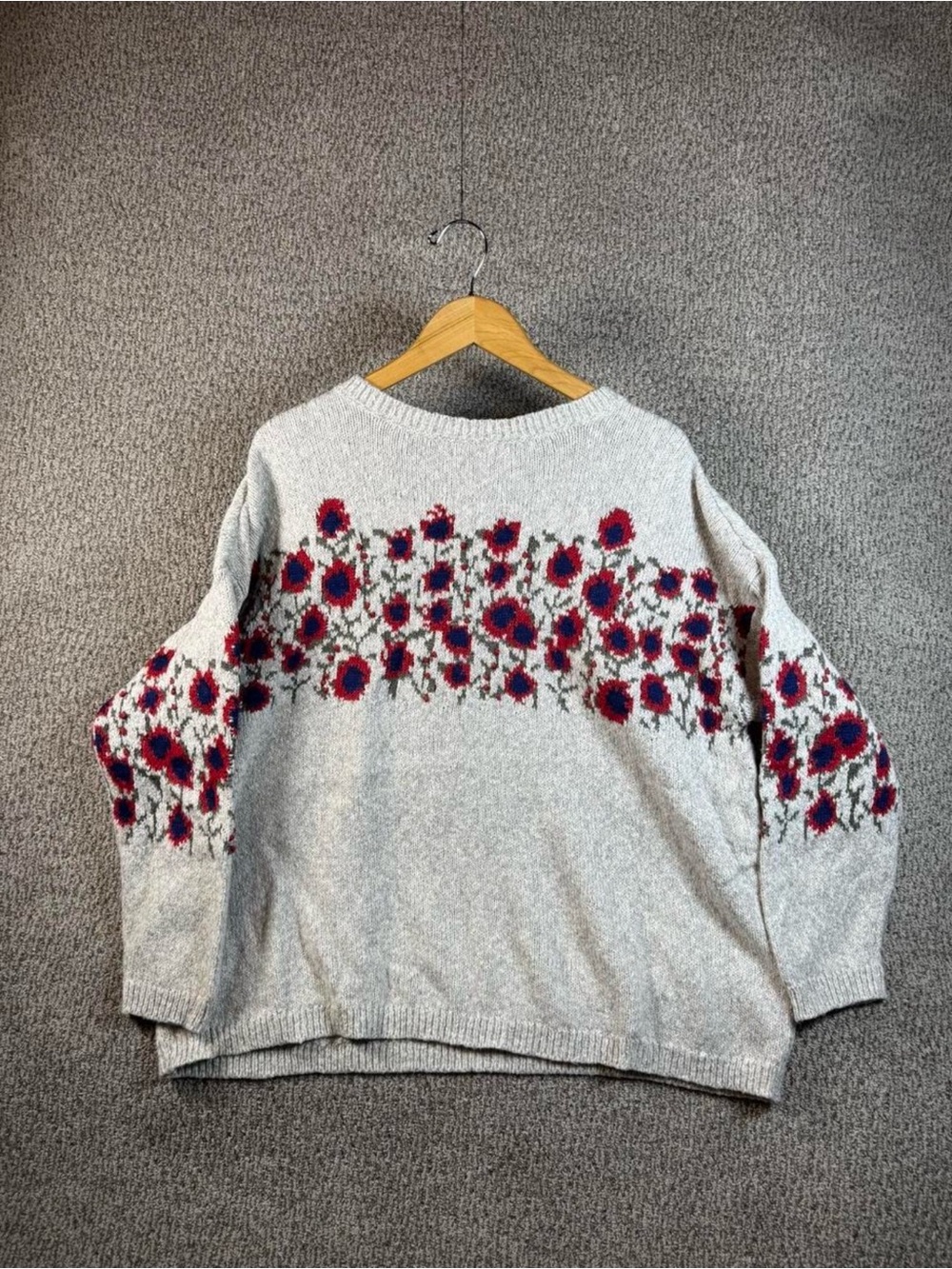 Vintage Light Gray Floral Jacquard Crewneck Sweater with Red & Navy Accents